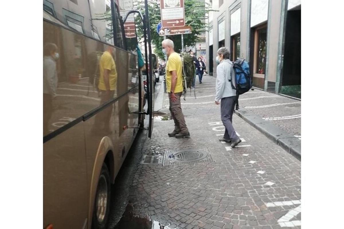 skupina lidí stojících vedle autobusu