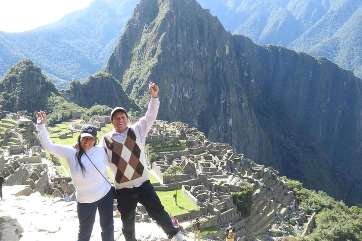 un uomo e una donna in piedi sulla cima di una montagna