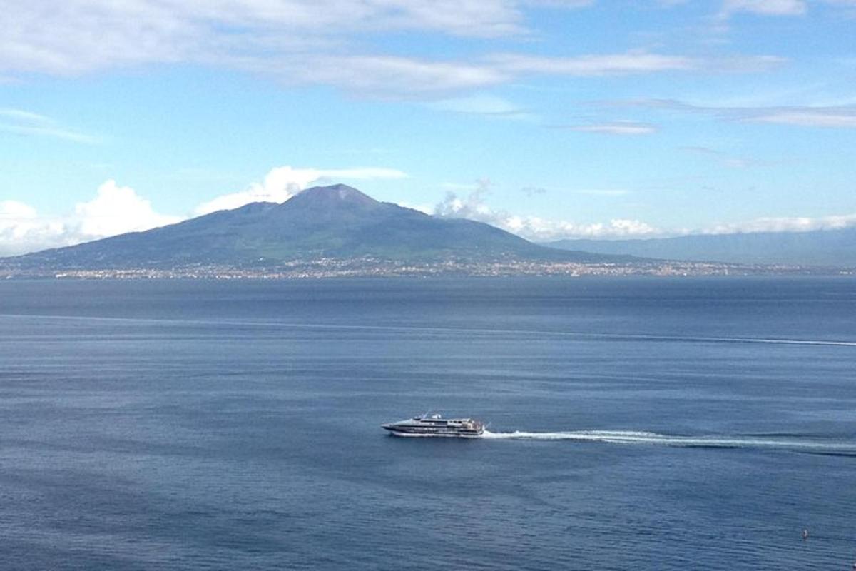 um barco na água com uma montanha ao fundo