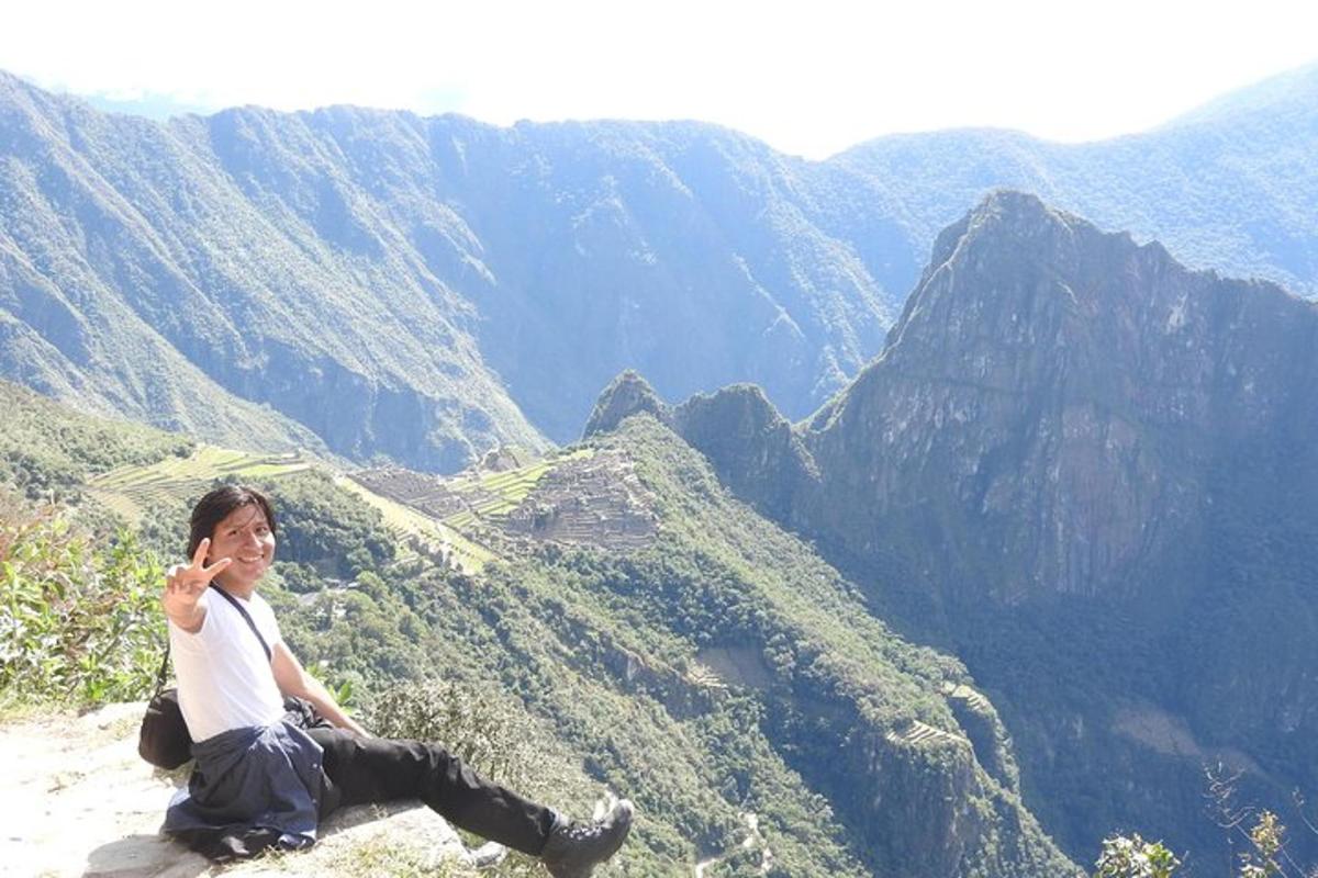 seorang lelaki duduk di pinggir gunung