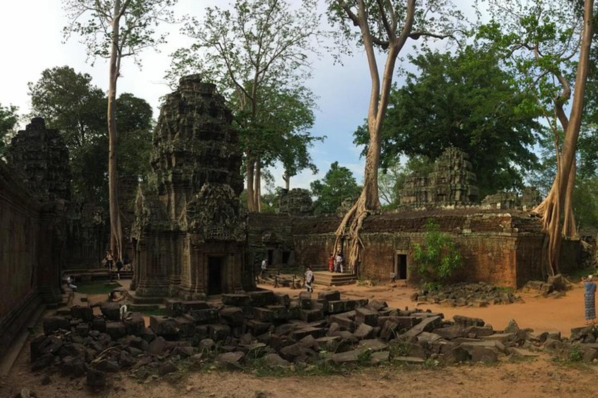 un grup de persones dempeus davant d'un temple