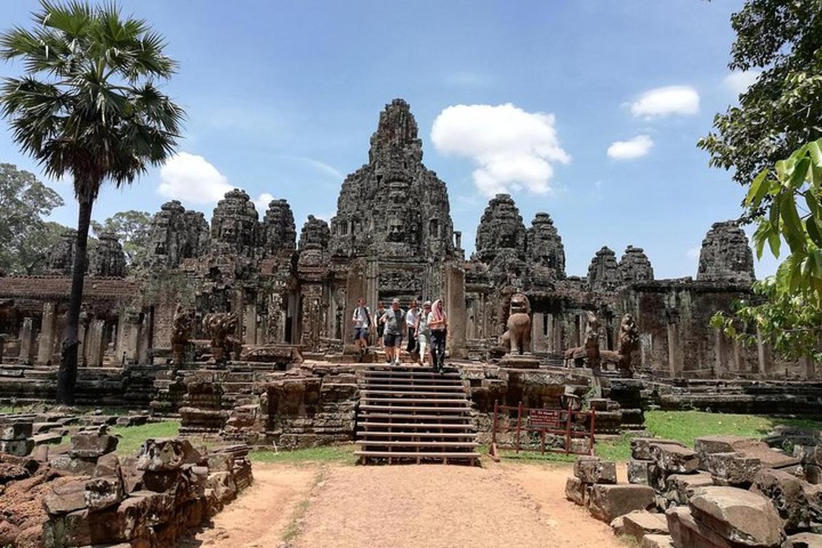eine Gruppe von Menschen steht vor einem Tempel