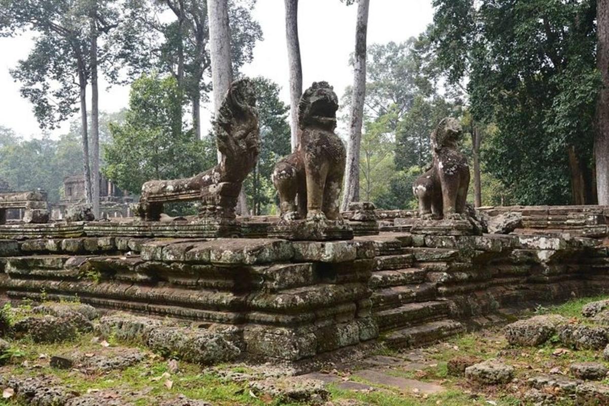 un grup d'estàtues de pedra assegudes sobre unes roques