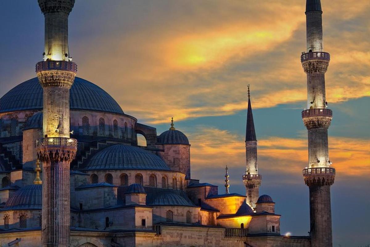 mošeja z dvema modrima kupolama in minaretom