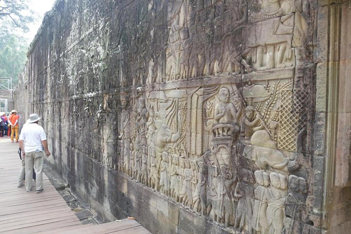 una paret amb una pintura al costat d'un edifici