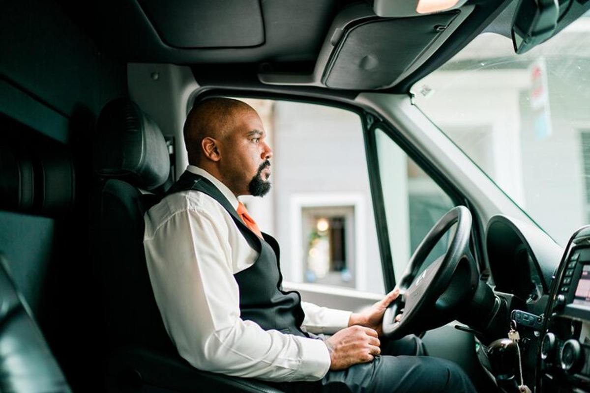 um homem sentado ao volante de um carro