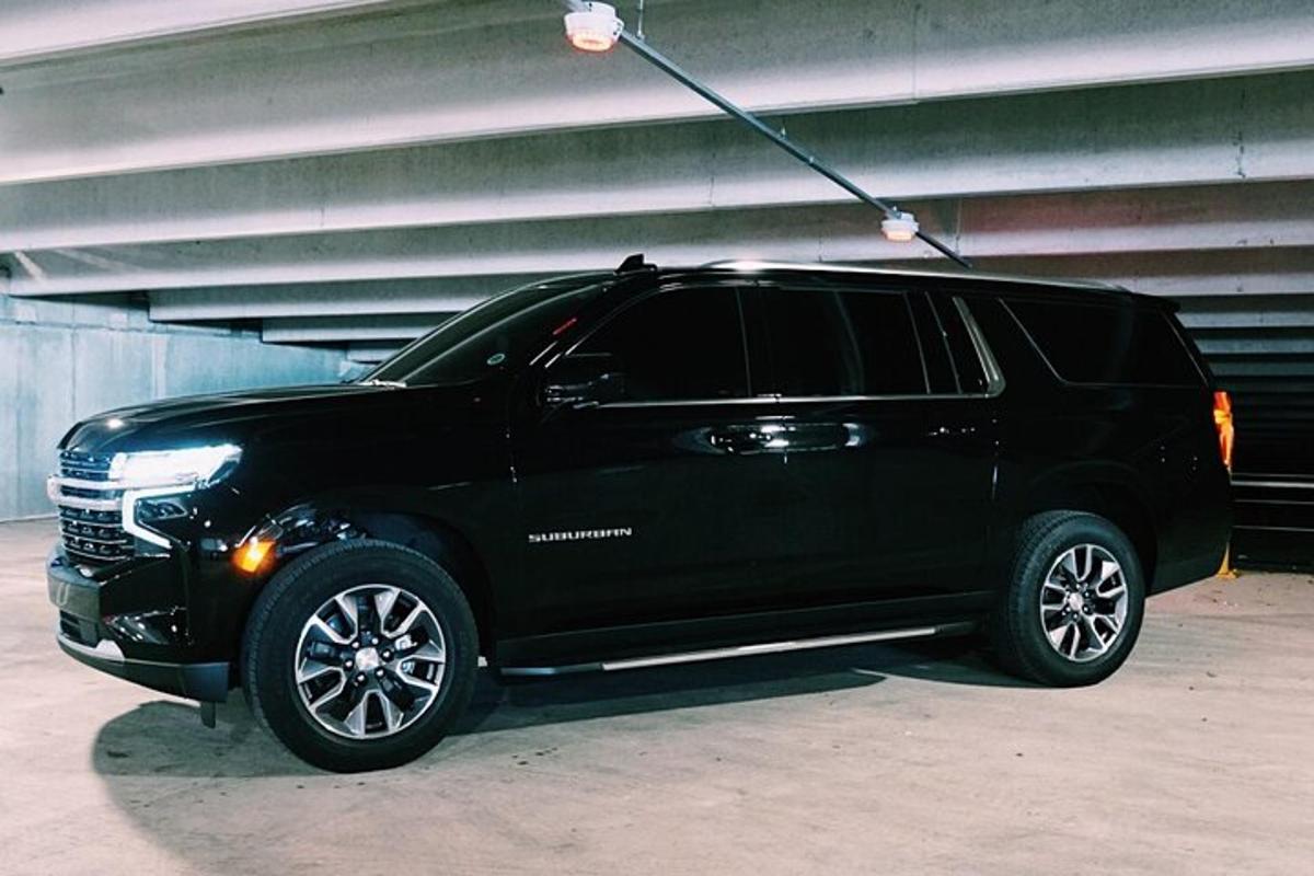 một chiếc xe suv màu đen đỗ trong bãi đỗ xe