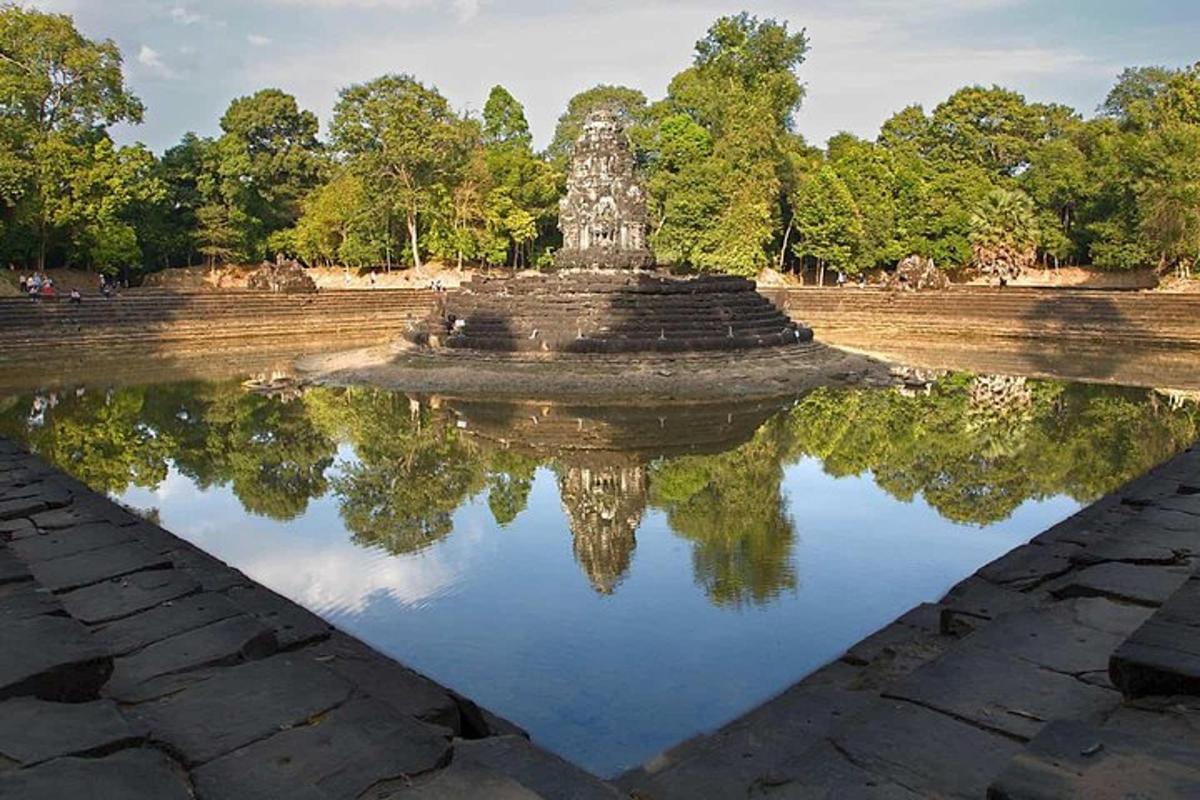 a reflection of a monument in a pool of water