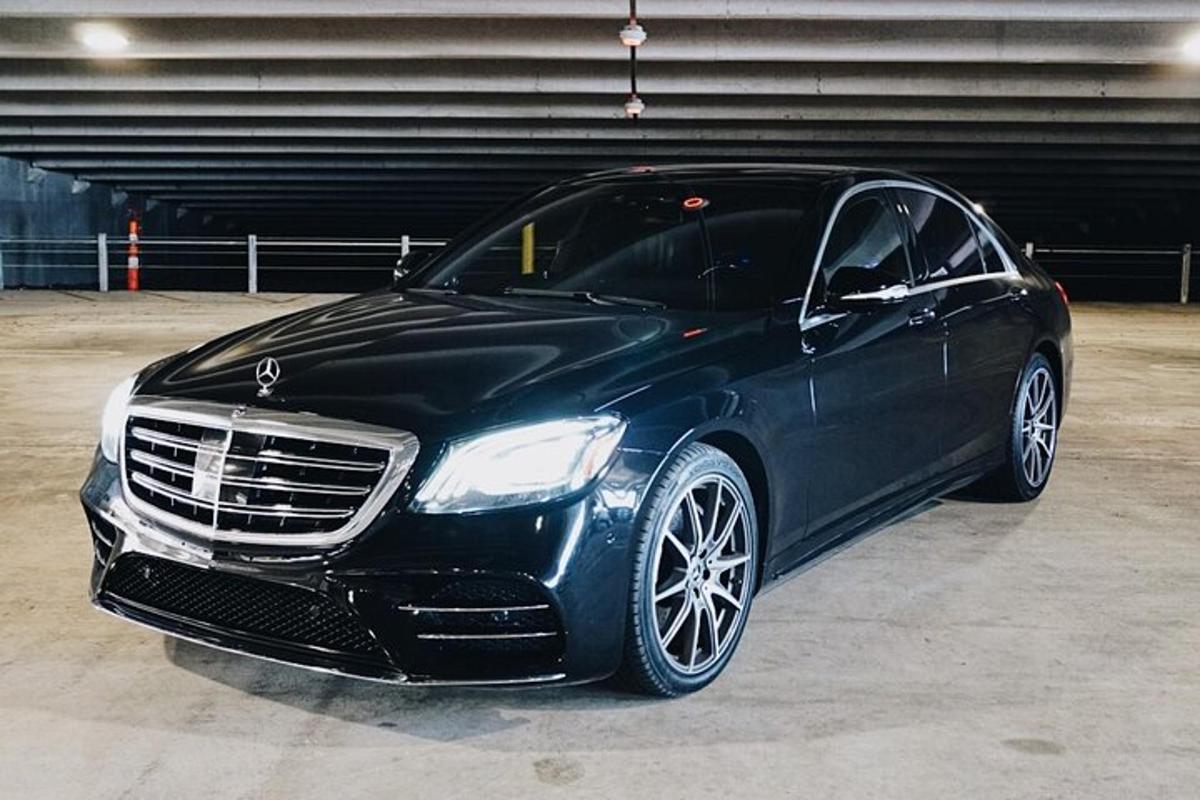 um carro preto estacionado em uma garagem