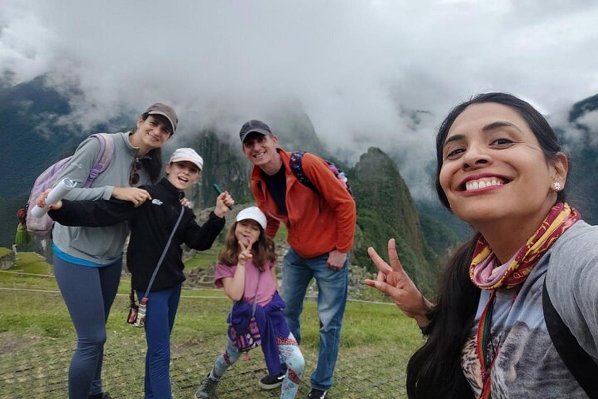 Un grupo de personas posando para una foto en una montaña.