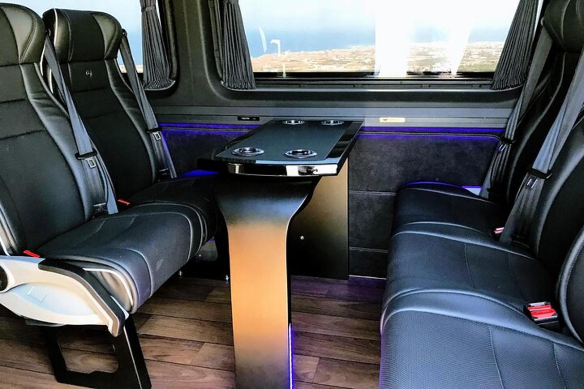 o masă pe bancheta din spate a unui autobuz