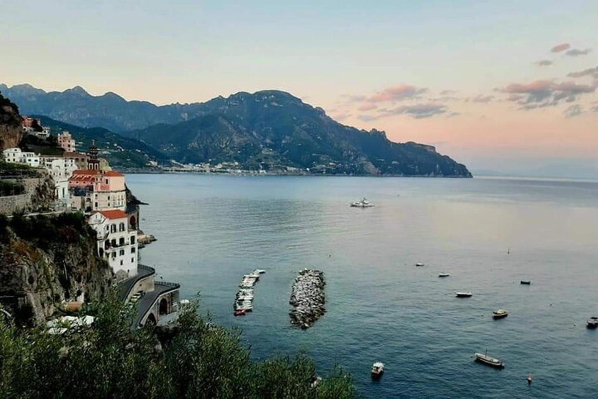 una vista di uno specchio d'acqua con edifici e barche