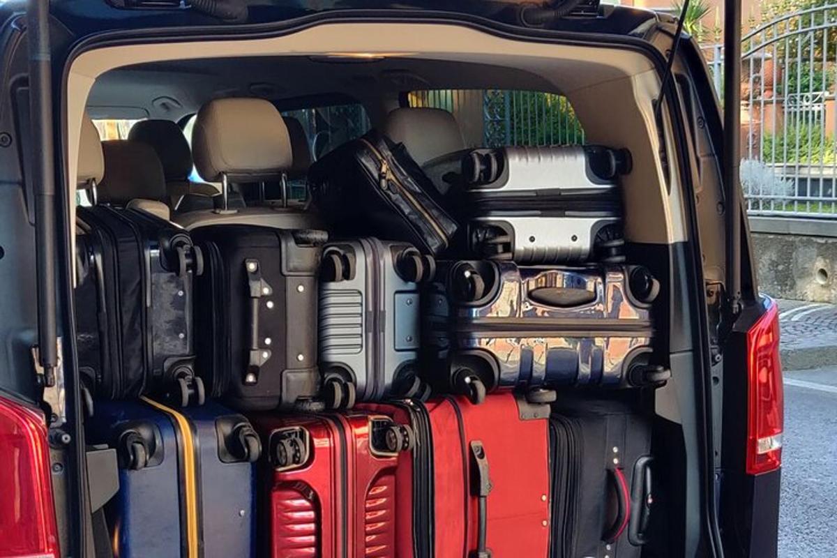un bagagliaio aperto di un'auto pieno di bagagli