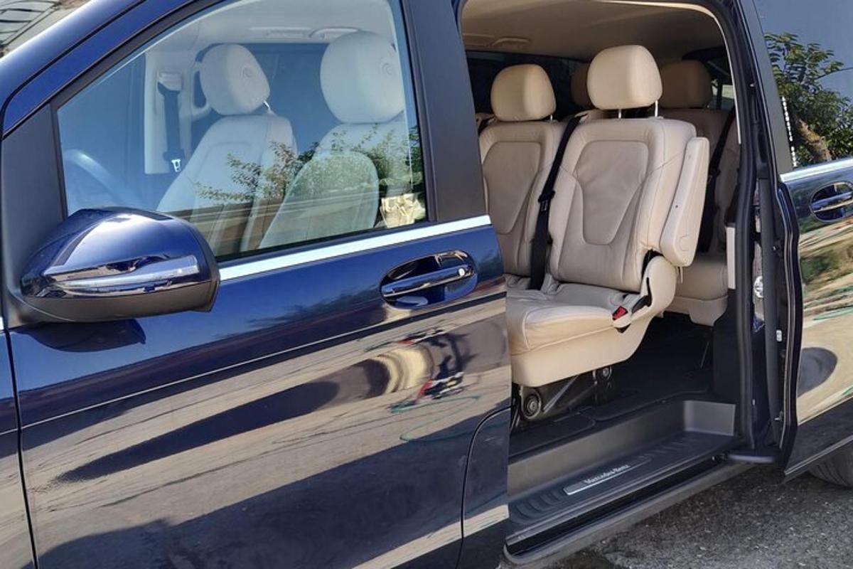 una camioneta azul con las puertas abiertas con los asientos traseros