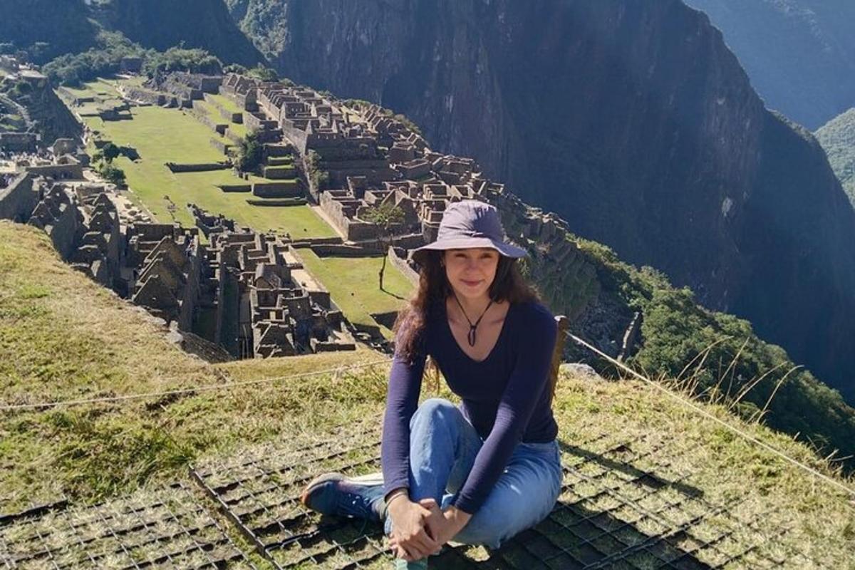 isang babaeng nakaupo sa gilid ng bundok