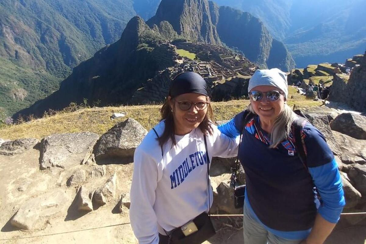 dalawang babaeng nakatayo sa tuktok ng bundok