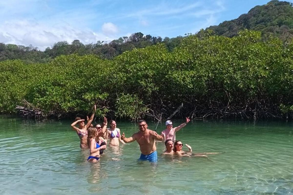 un gruppo di persone in piedi nell'acqua