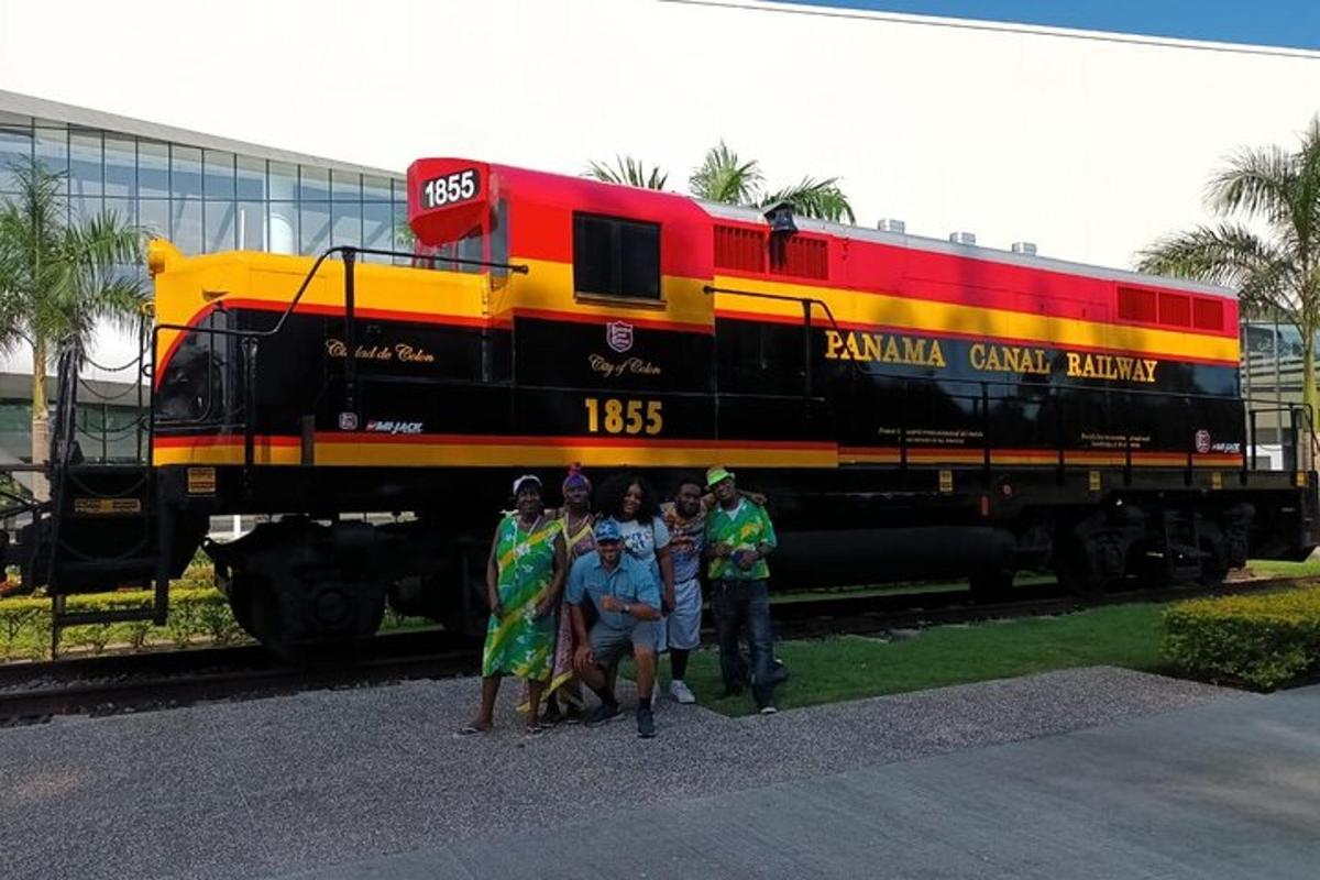 un gruppo di persone in piedi davanti a un treno