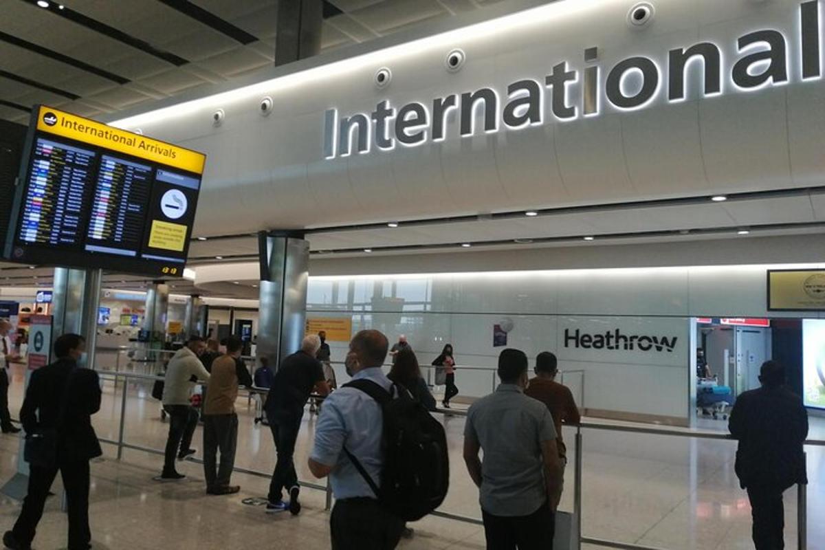un gruppo di persone che camminano intorno a un aeroporto