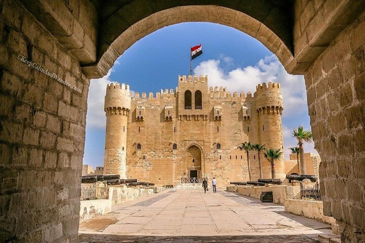 um grande castelo com uma bandeira no topo