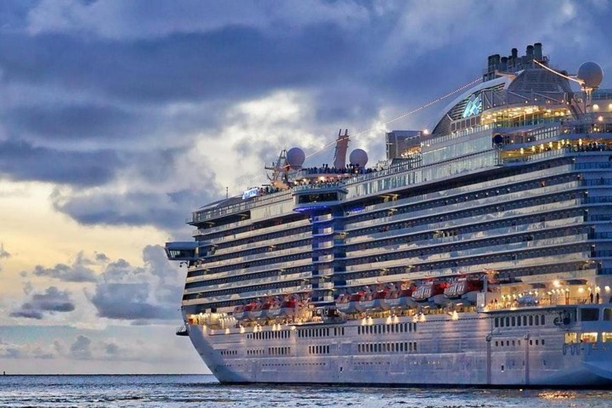 un creuer assegut a l'oceà a la posta de sol