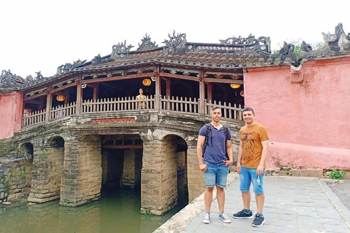 水の中の建物の前に立っている二人の男性