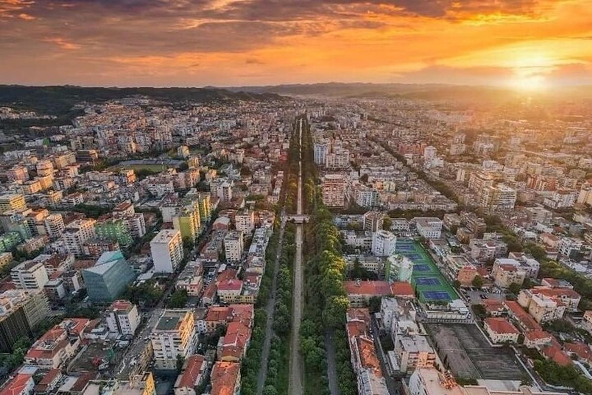 una vista aérea de una ciudad al atardecer