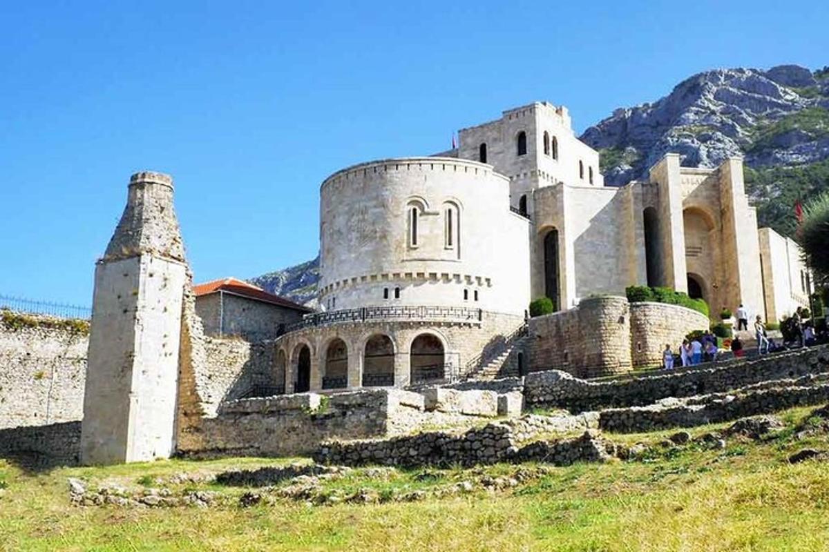 un edificio con dos torres en una colina
