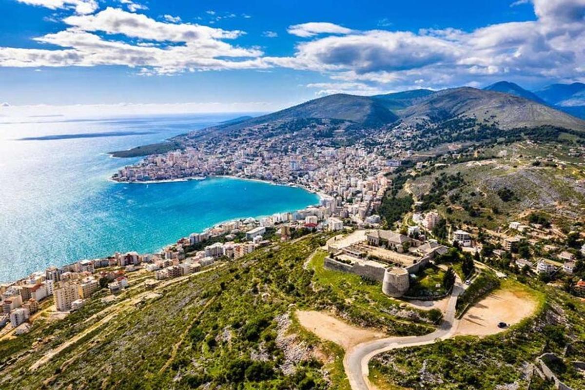 una vista aérea de una ciudad junto al océano
