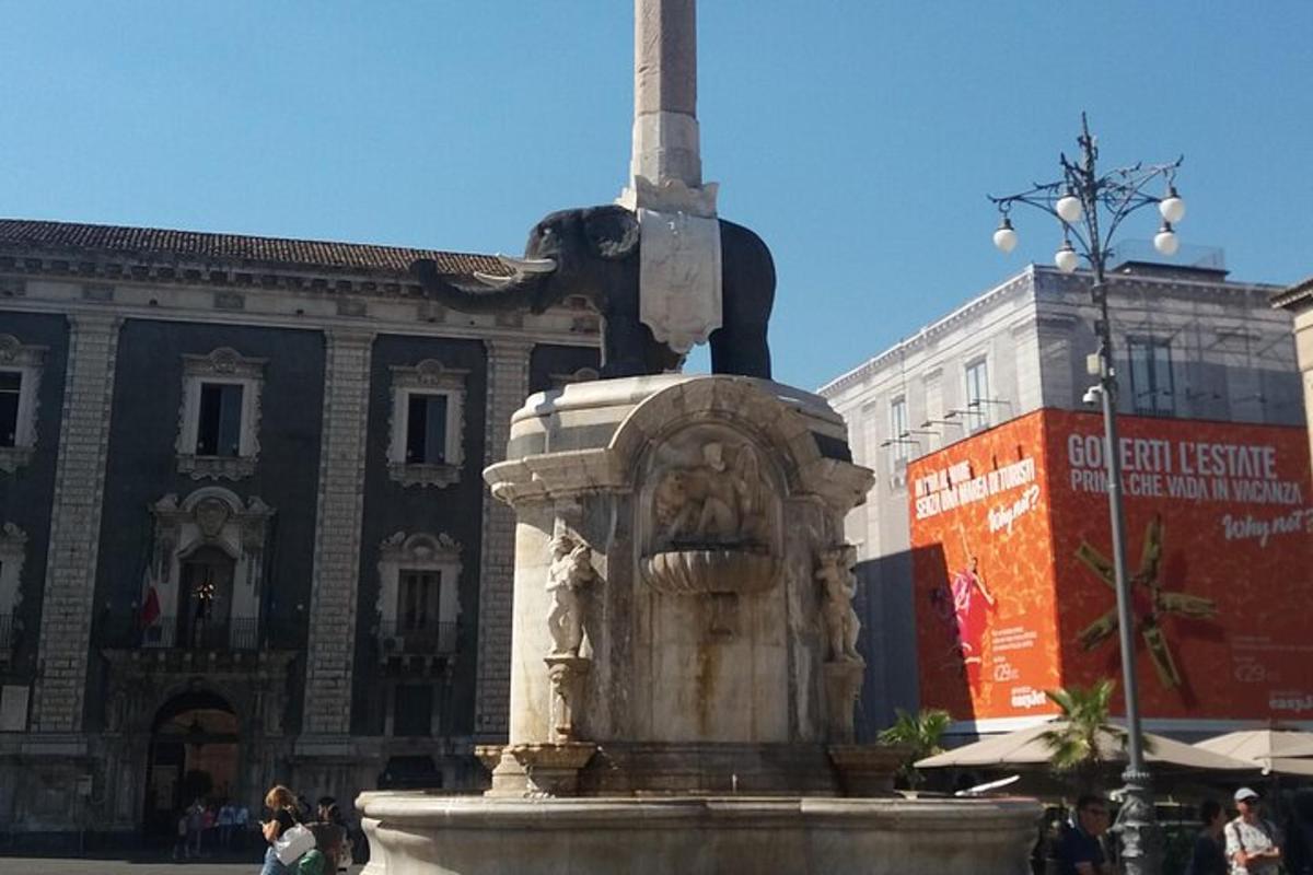 ένα σιντριβάνι μπροστά από ένα κτίριο με ένα άγαλμα