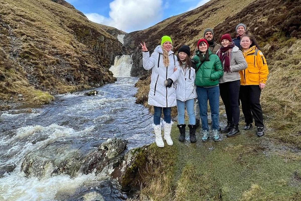 Un grupo de personas de pie junto a un río