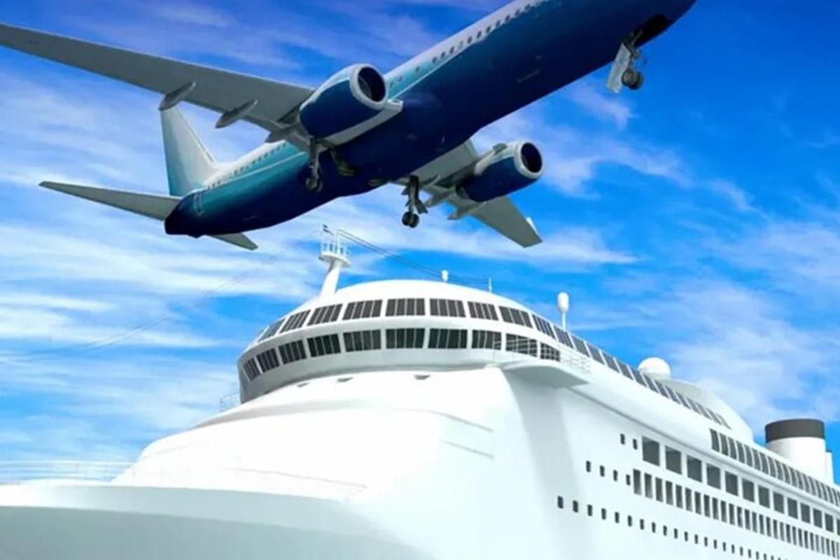 um avião está voando sobre um navio de cruzeiro