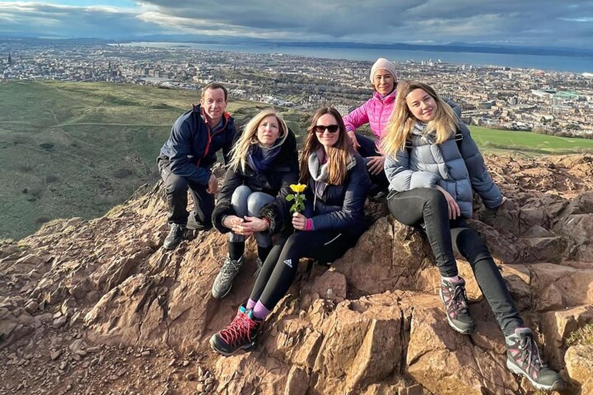 Un grupo de mujeres sentadas en la cima de una montaña