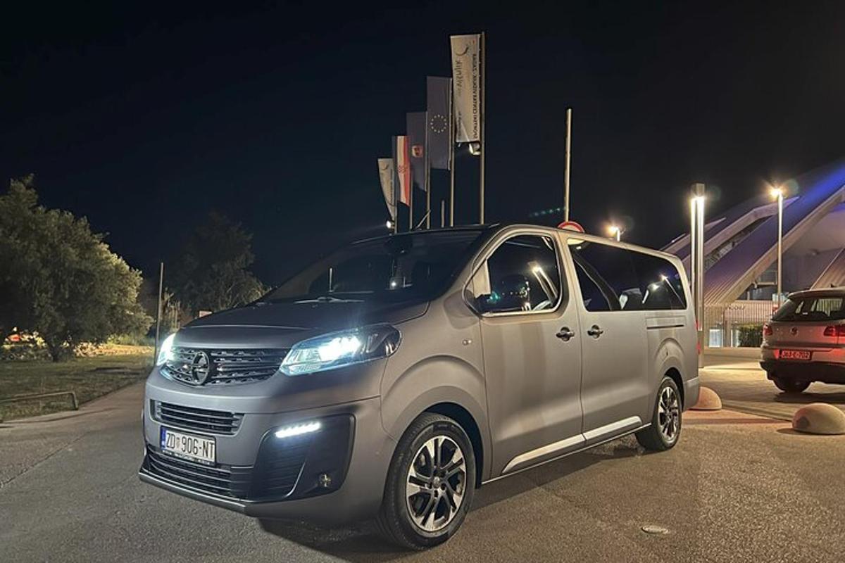 hopeanvärinen pakettiauto pysäköitynä parkkipaikalle yöllä