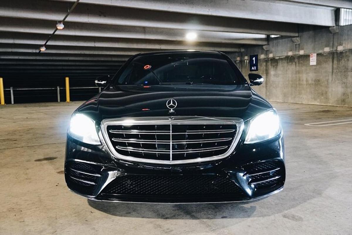 černé auto zaparkované v parkovací garáži