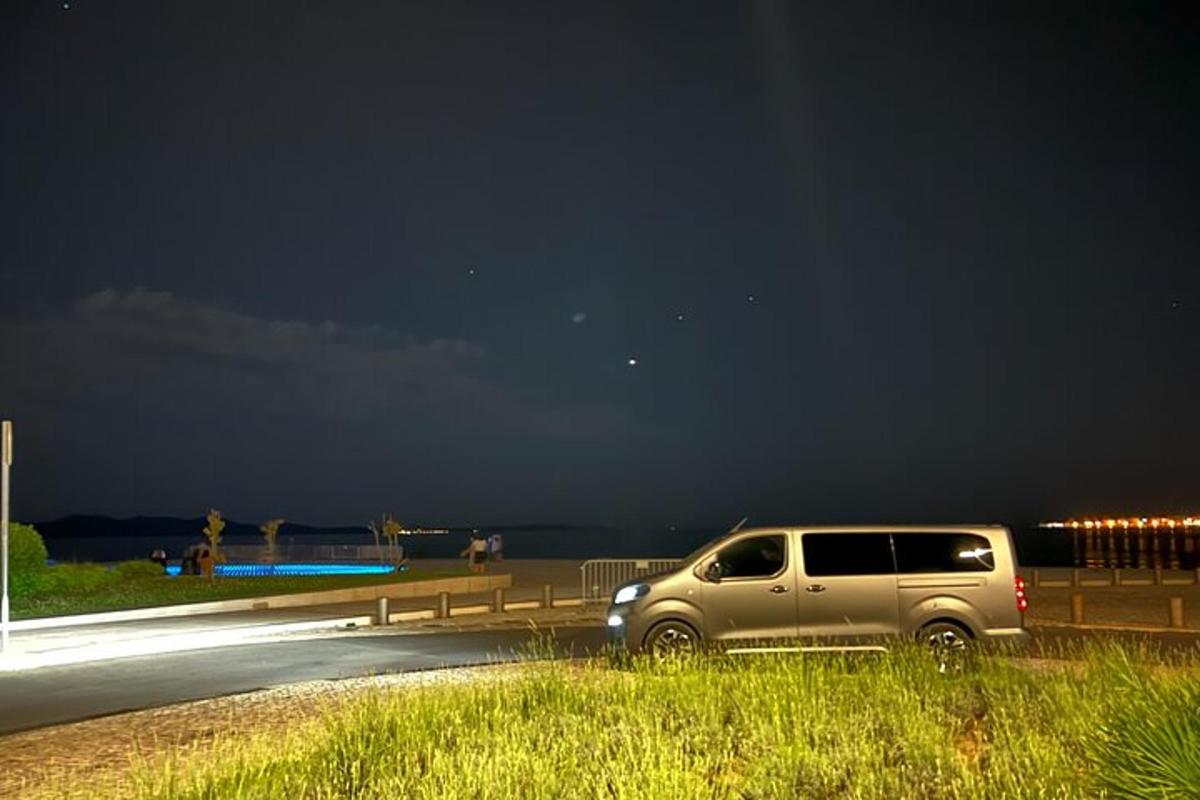um SUV estacionado na beira de uma estrada à noite