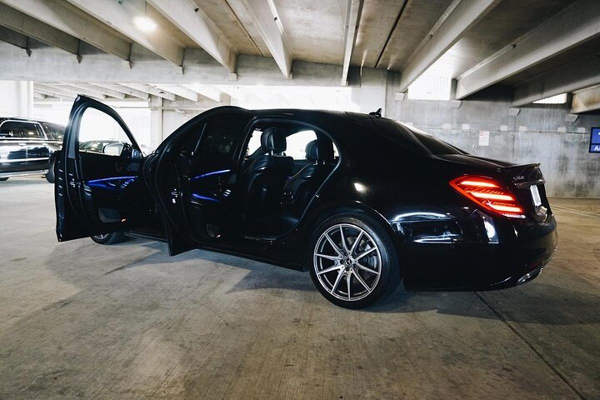 černé auto s otevřenými dveřmi v parkovací garáži