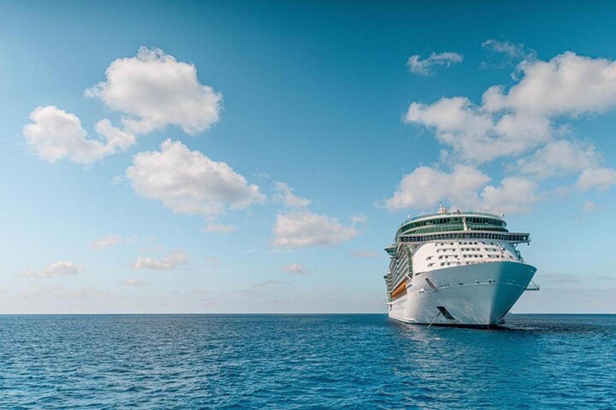 um navio de cruzeiro no oceano na água