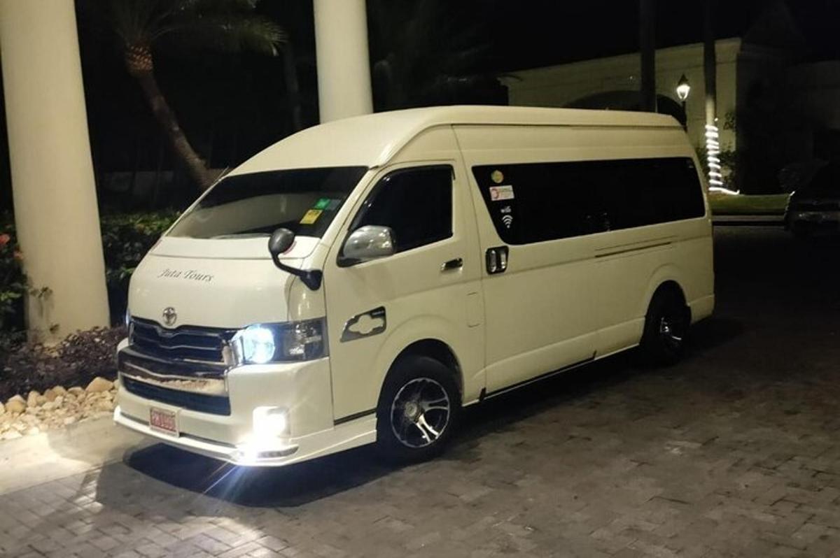 un furgone bianco parcheggiato davanti a un edificio