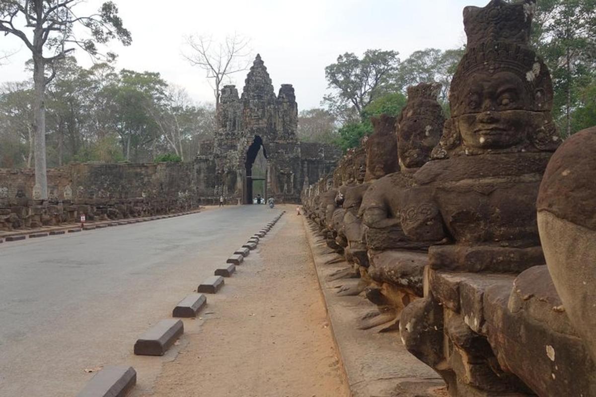 una filera de barreres de pedra amb una porta en un temple