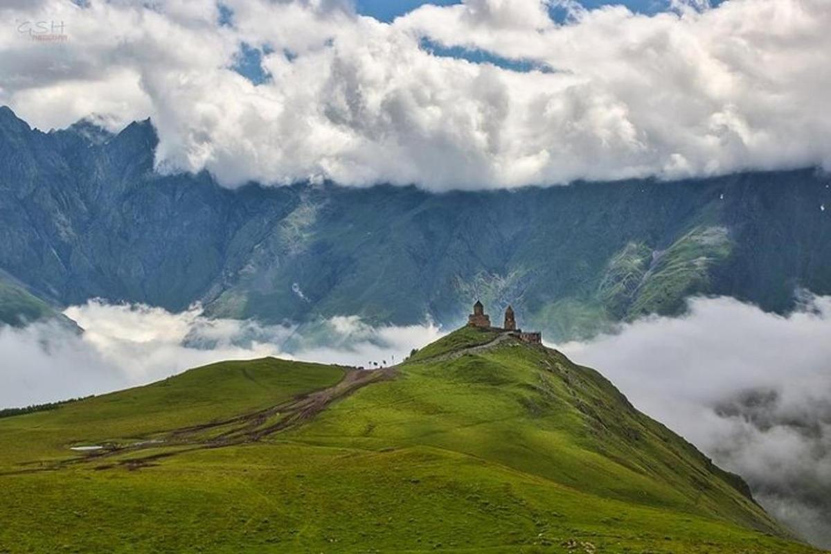 un gruppo di persone in cima a una collina verde