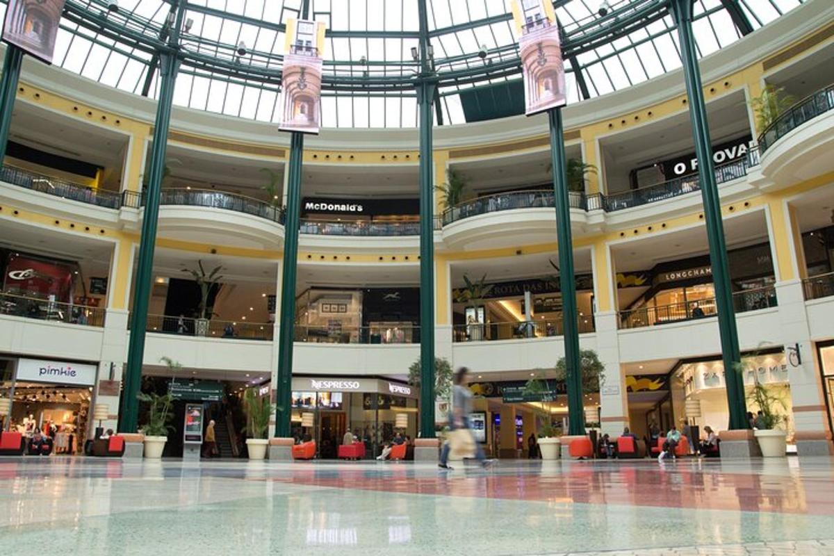 Un gran centro comercial con una persona caminando por él.