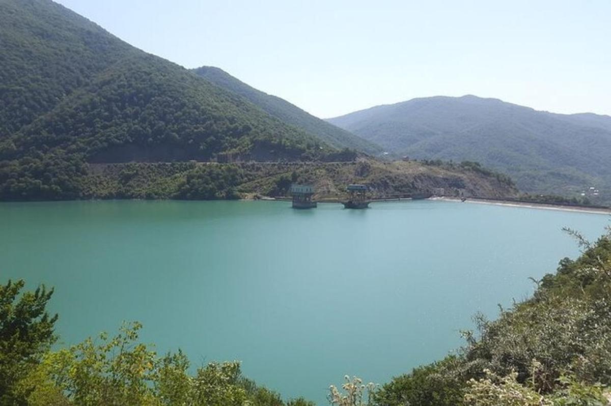 una vista di un lago con le montagne sullo sfondo