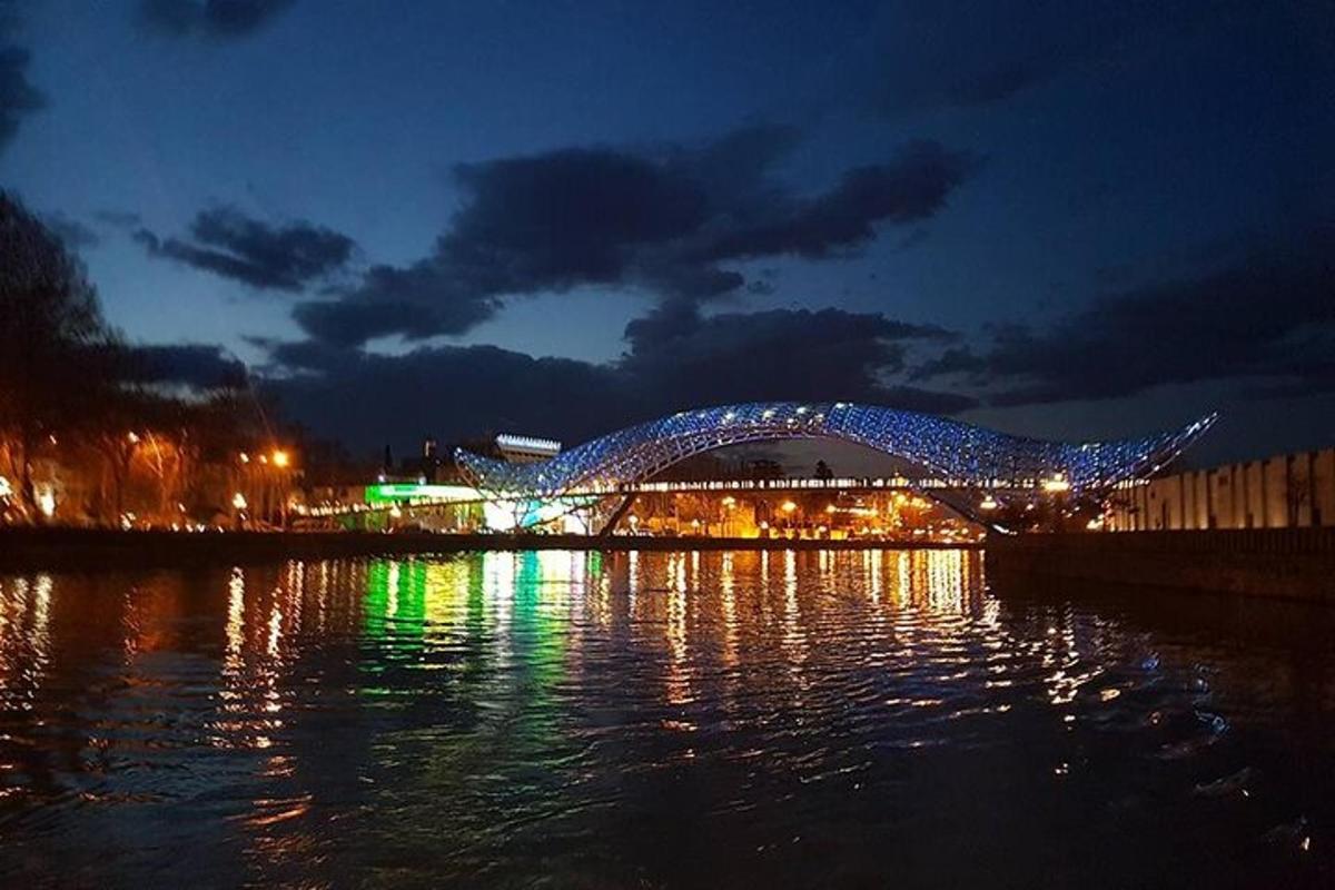un ponte sopra uno specchio d'acqua di notte
