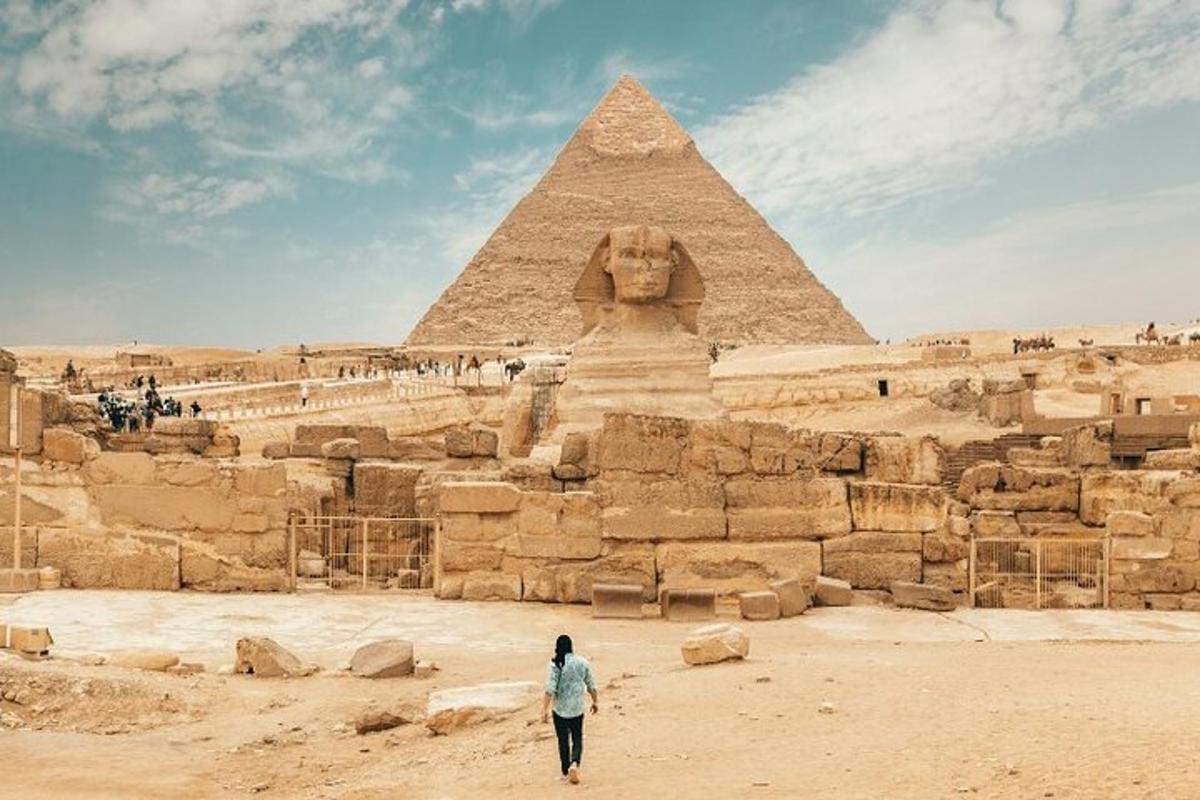 en mann som går foran pyramiden