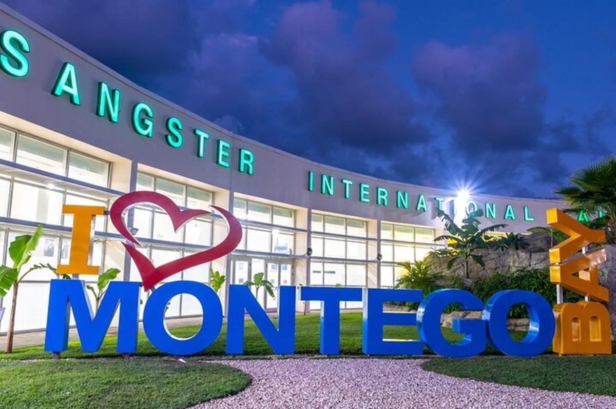 sebuah bangunan dengan tanda untuk kamar mayat internasional montessori