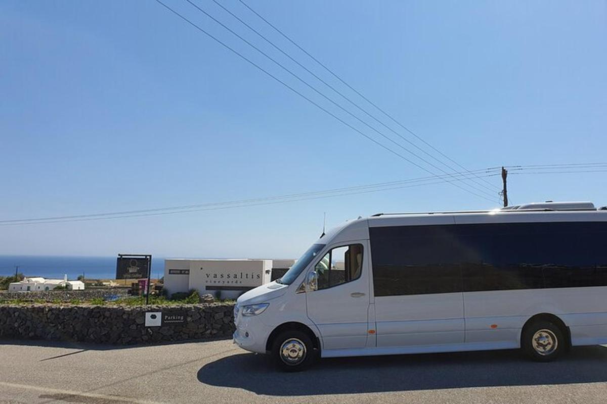 Bel kombi je parkiran na parkirišču