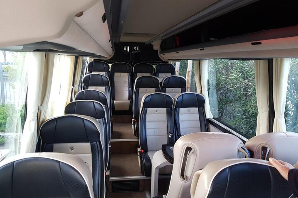ein leerer Bus mit leeren Sitzen in einem Bus