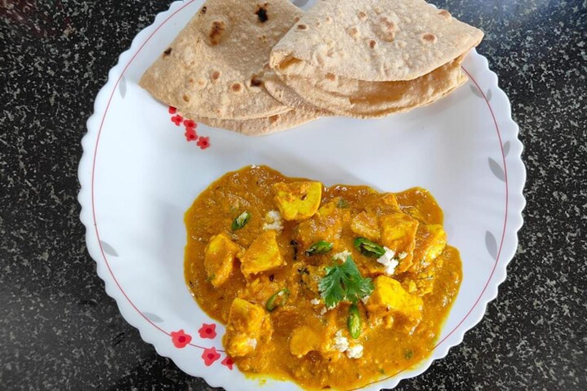egy tányér étellel egy tányér étellel curryvel