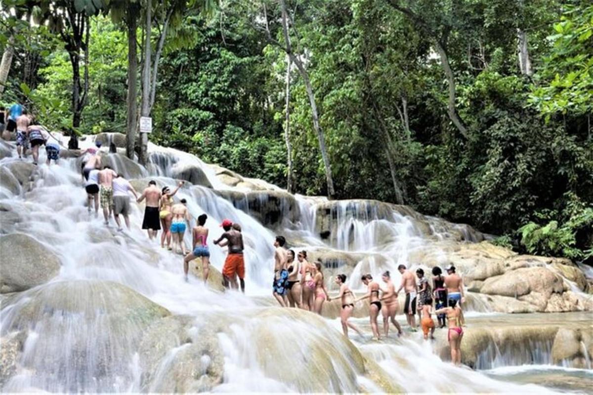 un gruppo di persone in piedi in una cascata